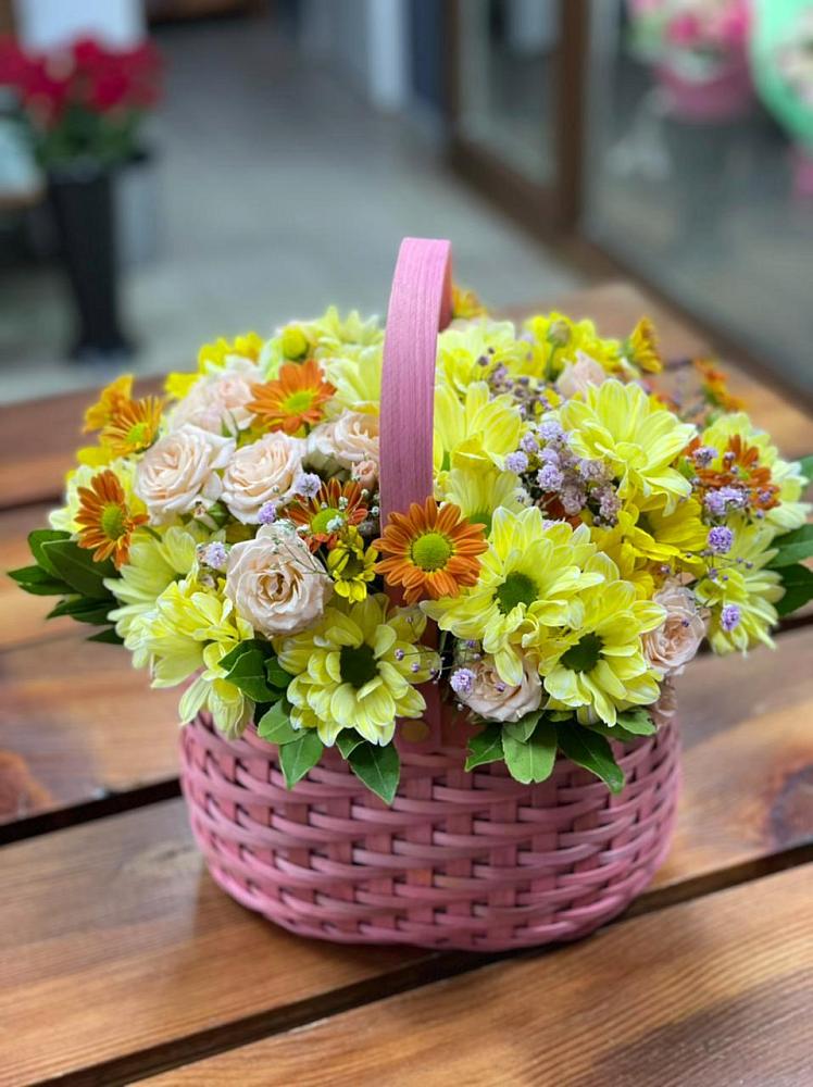Цветочная композиция из Хризантемы и Розы в корзине в Боргустанской