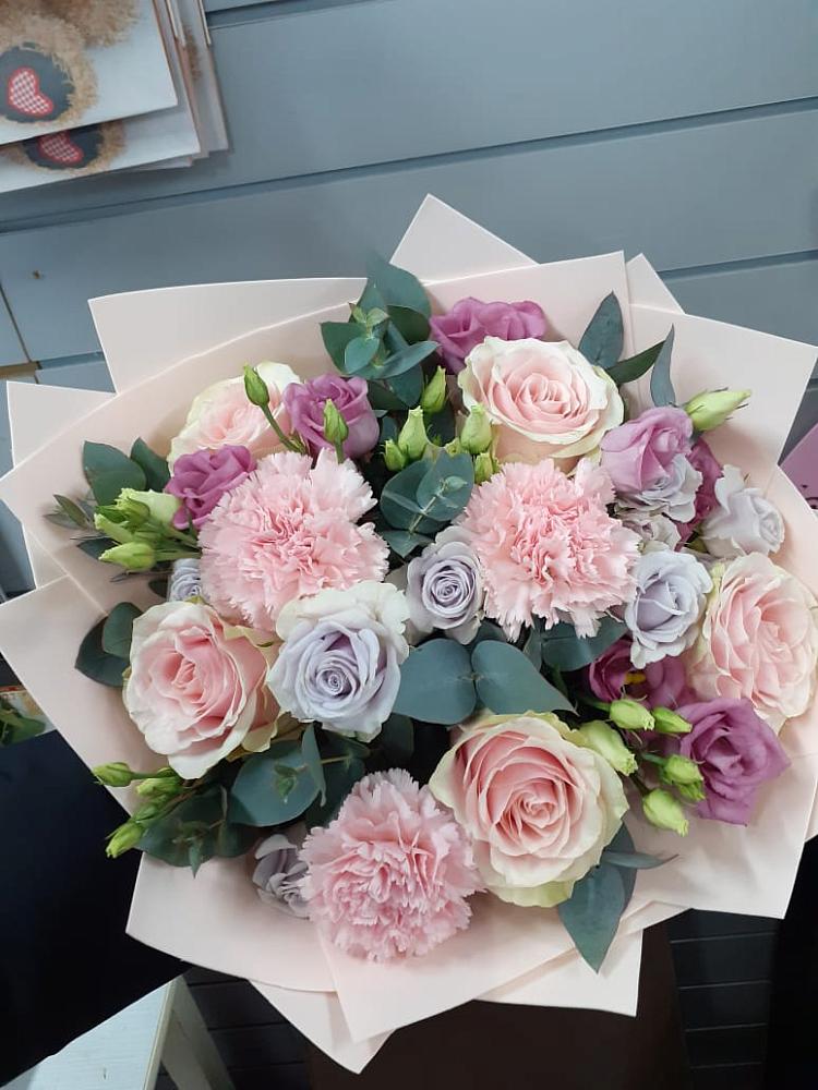 Букет цветов из: Розы, Гвоздики и Лизиантусы в Боргустанской